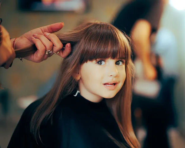 coupe de cheveux sur petite fille aux cheveux lisses à Chambray-lès-Tours près de Tours en Indre-et-Loire 37
