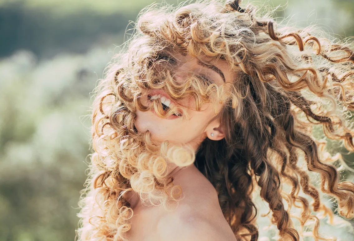 femme avec les cheveux bouclés à Chambray-lès-Tours près de Tours en Indre-et-Loire 37
